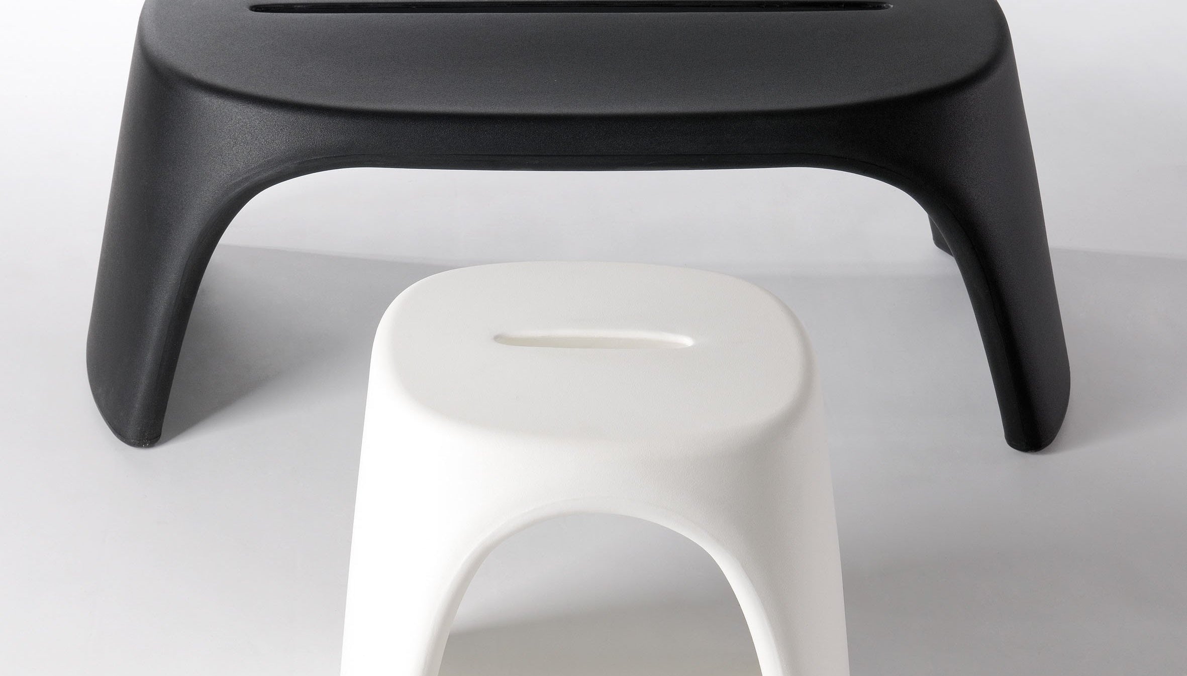 Stapelbare Sitzbank SLIDE Amélie Panchetta für Indoor + Outdoor | Sitzmöbel | brandamba.com