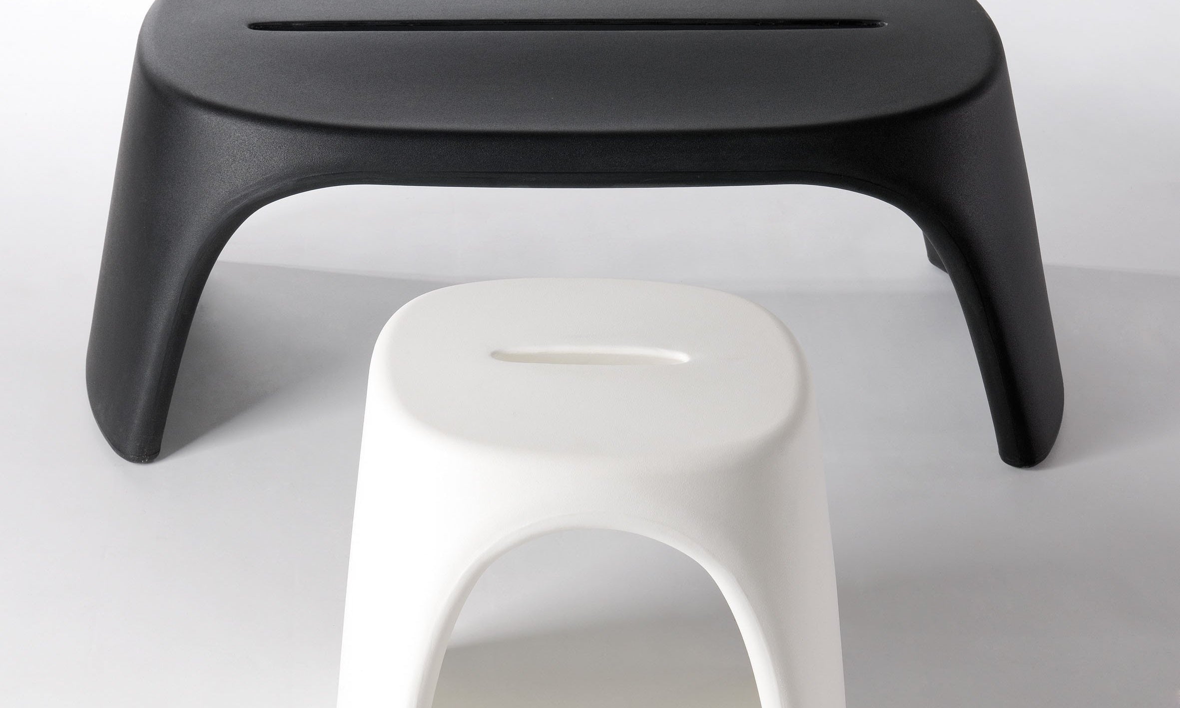 Stapelbare Sitzbank SLIDE Amélie Panchetta für Indoor + Outdoor | Sitzmöbel | brandamba.com