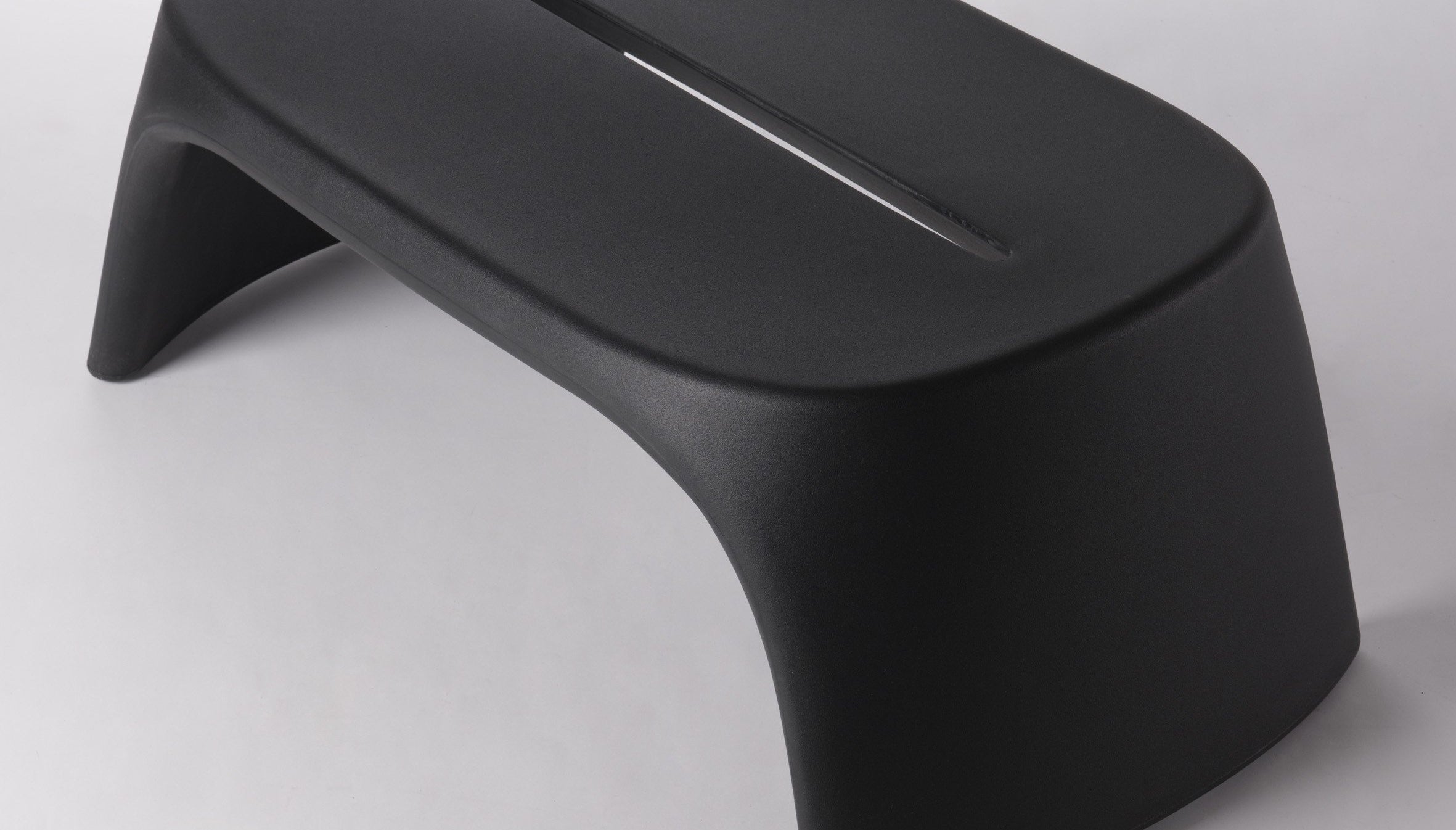 Stapelbare Sitzbank SLIDE Amélie Panchetta für Indoor + Outdoor | Sitzmöbel | brandamba.com