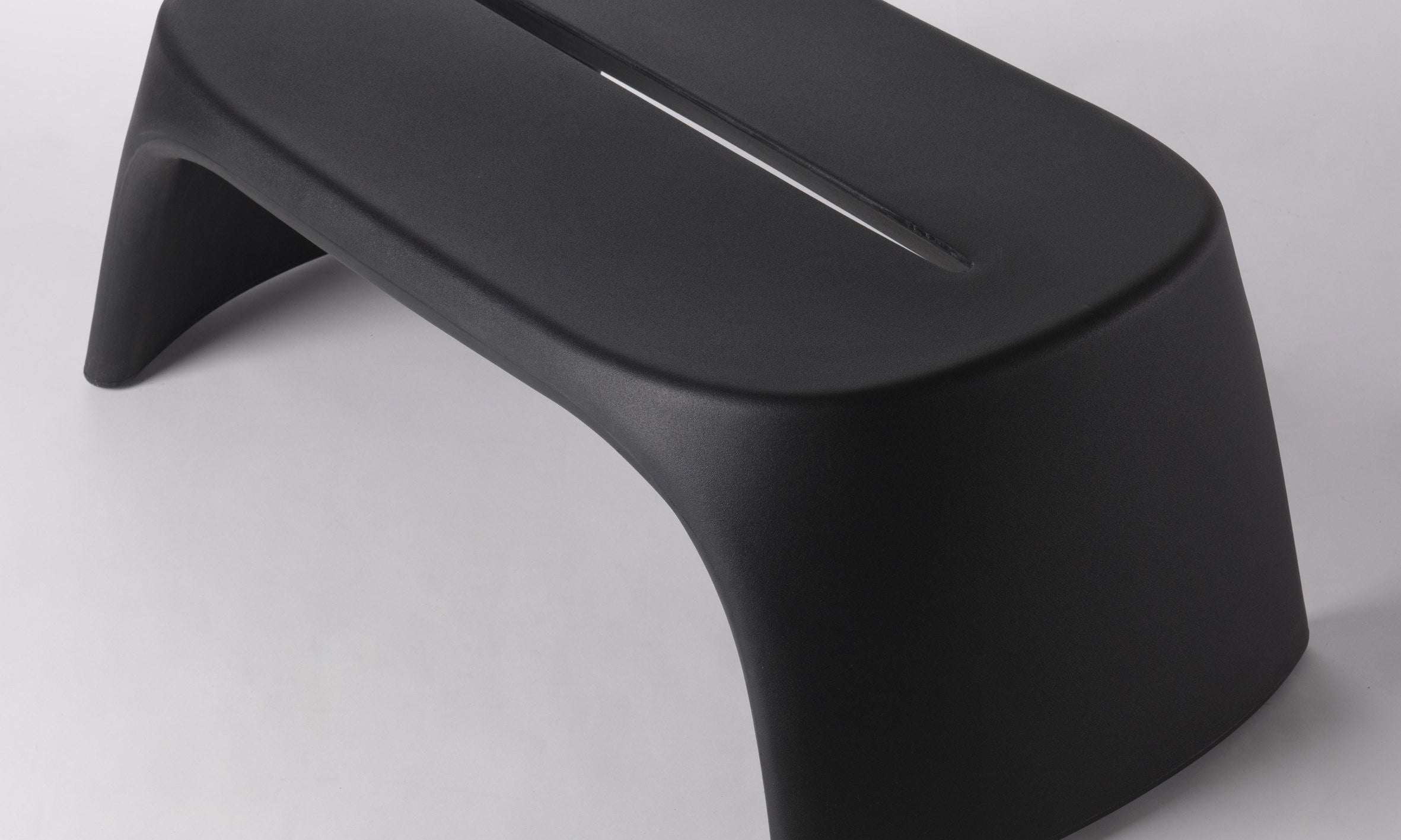 Stapelbare Sitzbank SLIDE Amélie Panchetta für Indoor + Outdoor | Sitzmöbel | brandamba.com