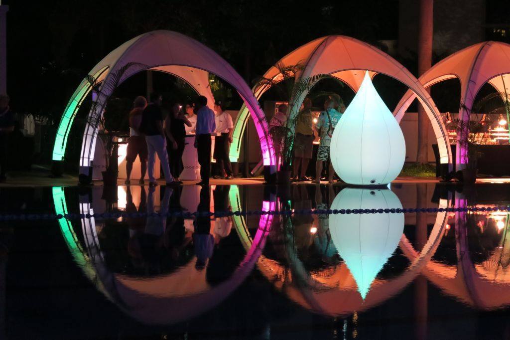 Aufblasbares Zelt GYBE EVENT TENT | Hochzeit mit SLIDE Leuchtmöbeln