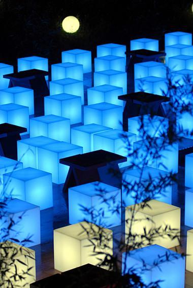 2er Set Beleuchtbare Präsentationswürfel, Tisch Silde KUBO INOX für Indoor + Outdoor | Tische | brandamba.com