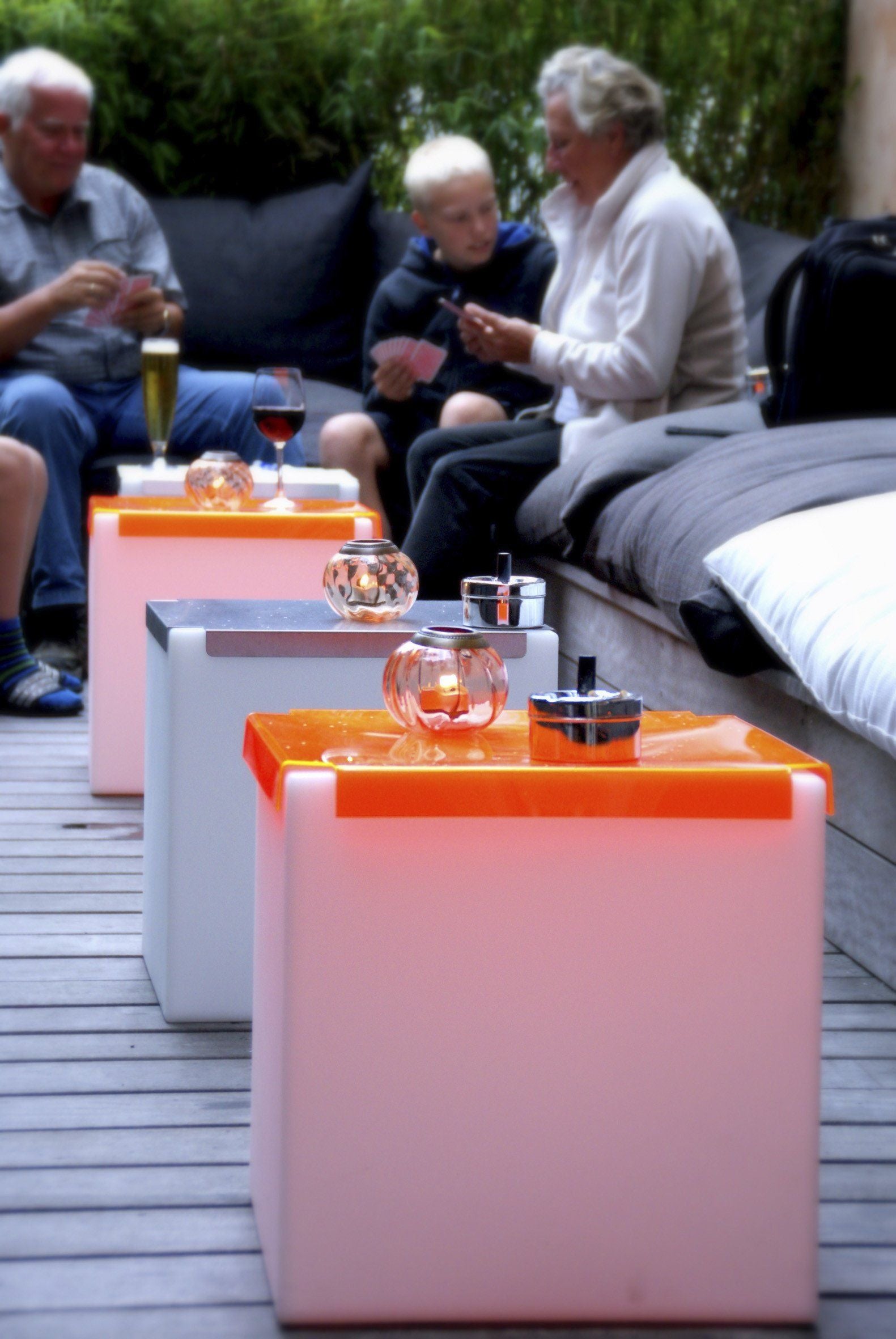2er Set Beleuchtbare Präsentationswürfel, Tisch Silde KUBO INOX für Indoor + Outdoor | Tische | brandamba.com