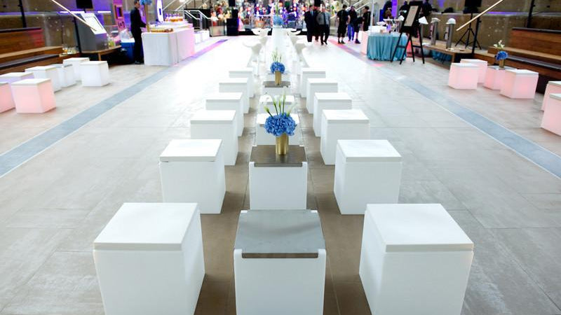 2er Set Beleuchtbare Präsentationswürfel, Tisch Silde KUBO INOX für Indoor + Outdoor | Tische | brandamba.com
