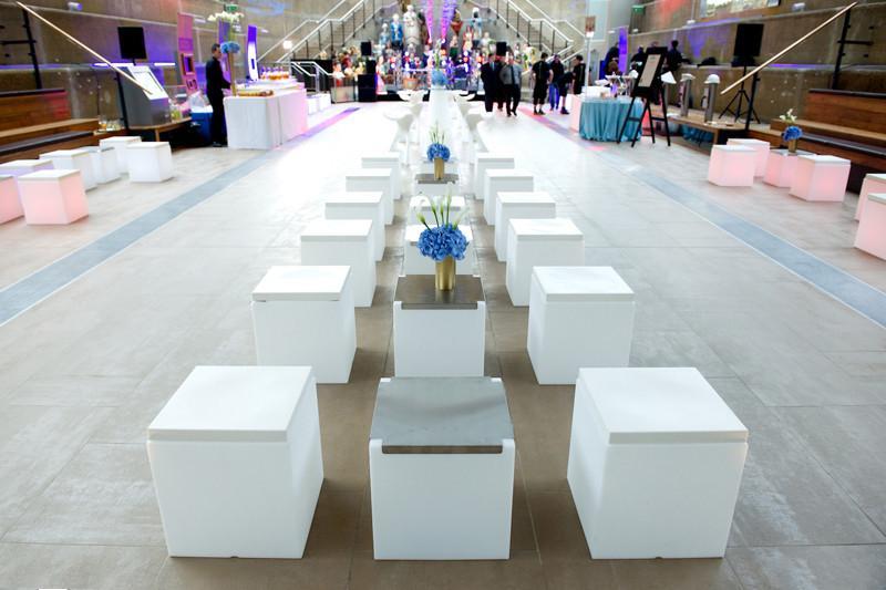 2er Set Beleuchtbare Präsentationswürfel, Tisch Silde KUBO INOX für Indoor + Outdoor | Tische | brandamba.com