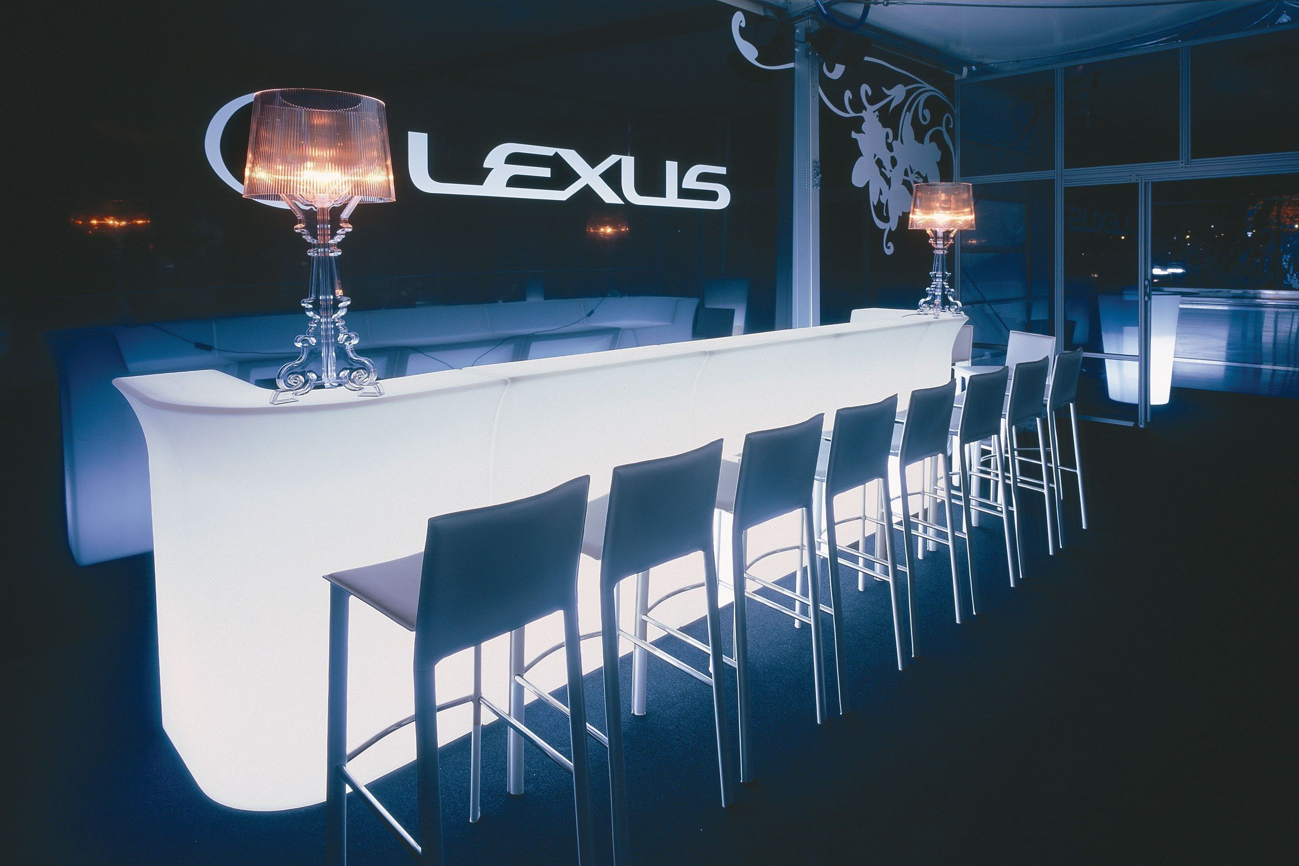 Slide JUMBO CORNER Leuchttheke + Spülbecken SINK | LED Theke | brandamba.com