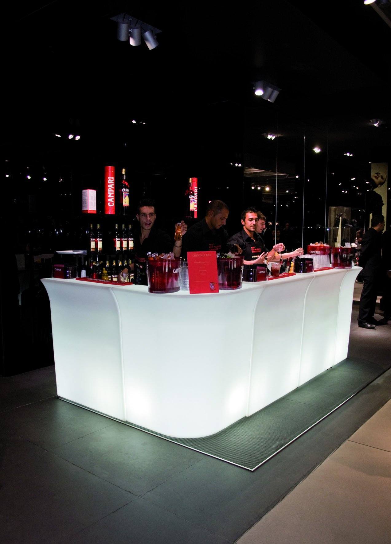 Slide JUMBO CORNER Leuchttheke + Spülbecken SINK | LED Theke | brandamba.com