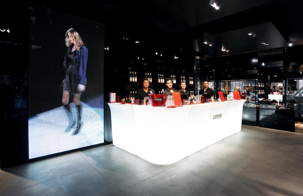 Slide JUMBO CORNER Leuchttheke + Spülbecken SINK | LED Theke | brandamba.com