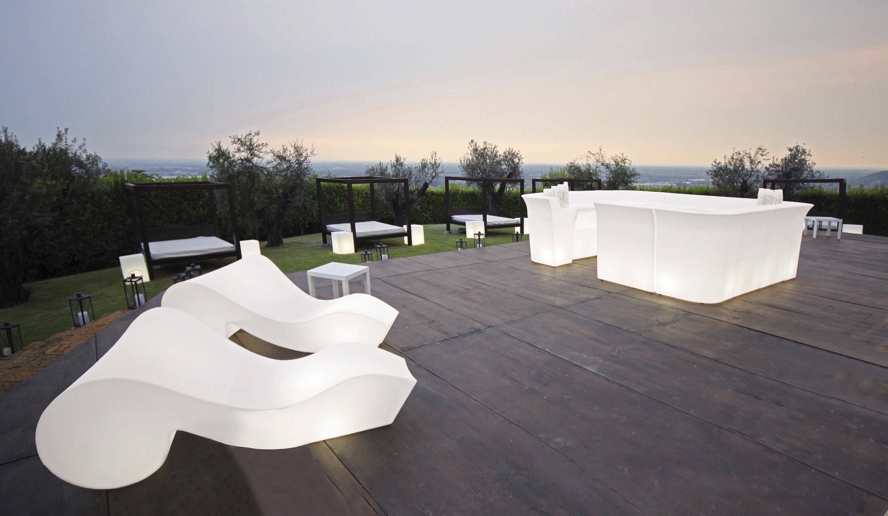 Slide JUMBO CORNER Leuchttheke + Spülbecken SINK | LED Theke | brandamba.com